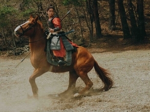 亀梨和也「心地よい責任感を背負えた」　『北方謙三 水滸伝』“最強の槍使い”林冲の新カット解禁