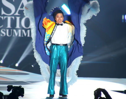 吉村洋文大阪府知事、ドームでランウェイ　海モチーフのマント→法被姿に大変身【関コレ】