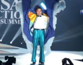 吉村洋文大阪府知事、ドームでランウェイ　海モチーフのマント→法被姿に大変身【関コレ】