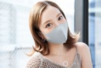 ざわちん、母親との“顔出し”2ショット披露に反響「ママ!?姉妹やん」「綺麗なママ」「DNAがすごすぎる」　誕生日に親子でディナーを満喫