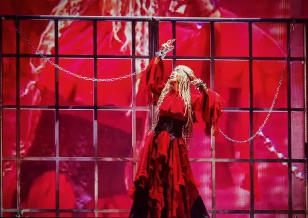 浜崎あゆみ、全国ツアー『Scapegoat』開幕　氣志團、かまいたち、みなみかわらサプライズ演出＆全公演日程発表