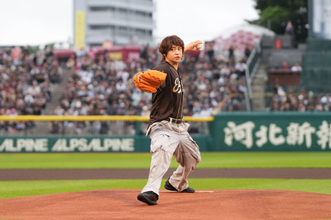 Hey! Say! JUMP・八乙女光、セレモニアルピッチで捕手・太田光とバッテリー組む「気持ちよく投げられました」