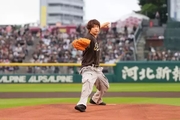 Hey! Say! JUMP・八乙女光、セレモニアルピッチで捕手・太田光とバッテリー組む「気持ちよく投げられました」