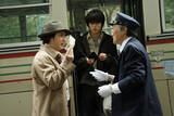 「尾上松也版・金田一耕助、奥智哉演じる辰弥と“ちゃっかり”同乗　映画『八つ墓村』本編映像解禁」の画像1