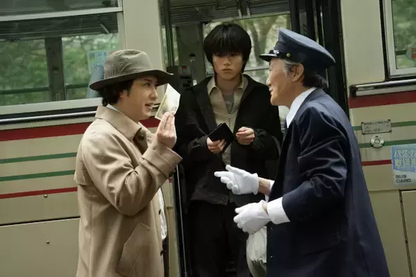 尾上松也版・金田一耕助、奥智哉演じる辰弥と“ちゃっかり”同乗　映画『八つ墓村』本編映像解禁