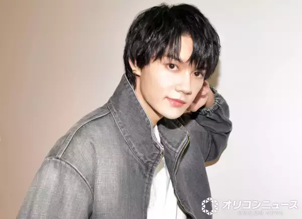 佐野勇斗「ばあちゃん、じいちゃん、孫」　祖父母との3ショットに反響「いい笑顔」「お祖父様お祖母様も美男美女ですね」「しあわせな写真すぎる」