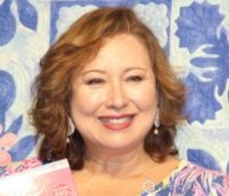 勝野洋の妻・キャシー中島、草花でにぎわう自宅リビングを披露「私の大好きがここにあります」　大きく育ったモンステラなど緑いっぱいの空間に