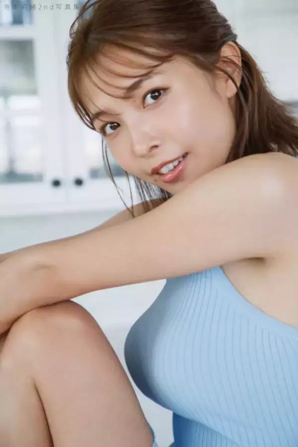 大迫力美ボディの俳優・寺本莉緒、デビュー10周年の節目に「5年ぶり」写真集で王道グラビアに帰還、大胆ショットに挑戦