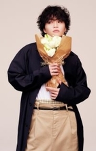 菊池風磨、ギフト選びの基準は「自分が本当にいいと思ったもの」　“花束×柔らかパーマ”の春らしいビジュアル公開