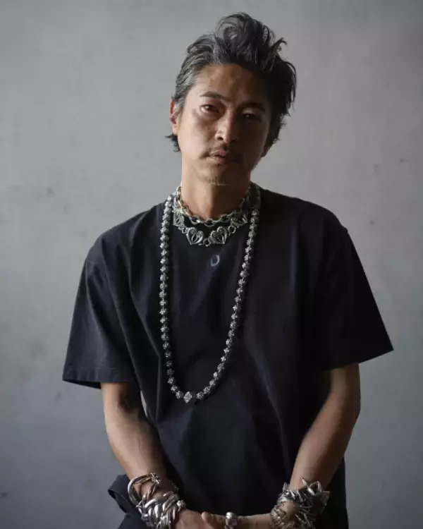 窪塚洋介、白と黒のTシャツコーデで魅せる大人の色気　ヘインズ×GDCコラボのCPビジュアルに