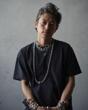 窪塚洋介、白と黒のTシャツコーデで魅せる大人の色気　ヘインズ×GDCコラボのCPビジュアルに