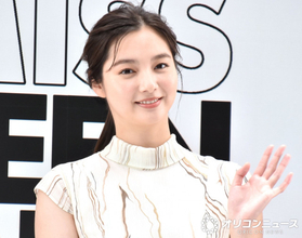 新川優愛「一緒にロケする人に盗撮されてた」泣き笑いの絵文字で明かす　“撮影者”は安藤なつ？ドアップショットも公開「仲良いなぁ」