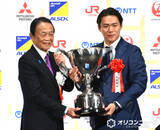 「山本由伸、日本プロスポーツ大賞受賞で日本凱旋　野球選手としては大谷翔平以来7年ぶり」の画像1