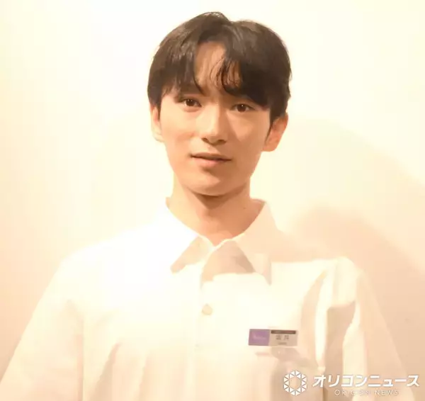 坂井瑠星「店長です」梅田の百貨店で本気の“接客”　名刺もアピール