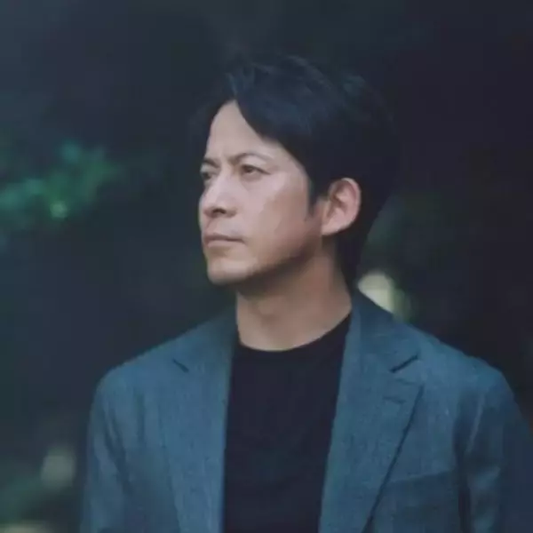 岡田准一、“後輩”との2ショット公開にファン胸熱「今でもつながりがあってうれしい」「このツーショットを見せてもらえる日がくるなんて」