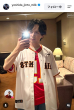 “サウスポー”M!LK吉田仁人、東京ドームの始球式に登場　臨場感あふれる“ノーバン”投球ショットやジャビットと“滅ポーズ”の2ショットなど公開「フォームめっちゃ綺麗」