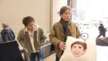 浜田雅功＆唐沢寿明、大阪・十三で2ショット　“しょんべん横丁”の居酒屋に驚き