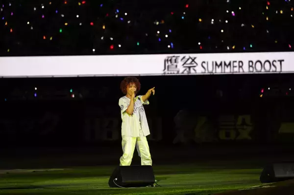 Crystal Kay、『鷹祭 SUMMER BOOST』でパフォーマンス　チームも快勝で「気持ちよく歌えました」