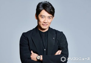 反町隆史、“兄”との2ショットに反響　ネクタイ姿でおそろいポーズ「カッコ良すぎる兄弟」「ワイルド」「お2人とも素敵です」　ドラマ『ラムネモンキー』で松村雄基と兄弟役