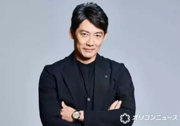 反町隆史、“兄”との2ショットに反響　ネクタイ姿でおそろいポーズ「カッコ良すぎる兄弟」「ワイルド」「お2人とも素敵です」　ドラマ『ラムネモンキー』で松村雄基と兄弟役