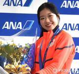 「フィギュア銅・中井亜美、“私服”にメダル姿で笑顔　担任教師にメダル見せるショットに「貴重なお写真」「ほとばしるJKパワー」「可愛い」」の画像1