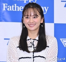 “ママになった”岡田結実、ミニスカ私服のオフショットに反響「スタイル良すぎやし美脚すぎる」「春らしい」「かわいいお母さん」　今年2月に第1子出産を発表