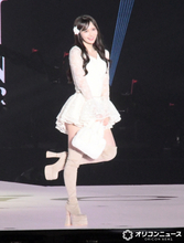 【関コレ】AKB48伊藤百花、ファッションステージでトップ飾る　ミニスカホワイトドレスで魅了「めちゃくちゃ綺麗！！」「カッコ良すぎる、、」