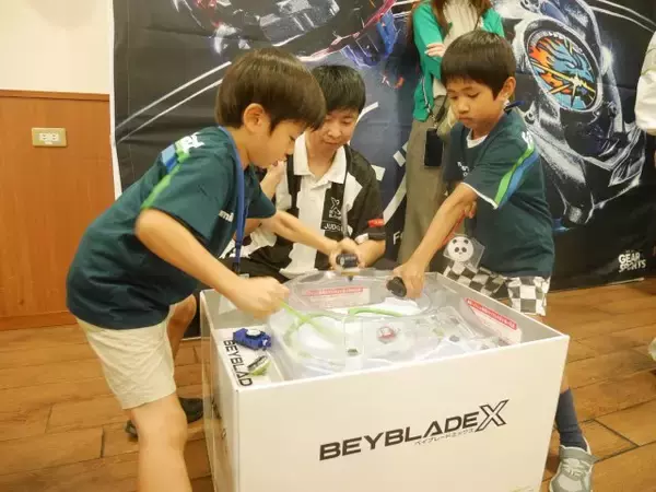 ファミマでベイブレード対決　『BEYBLADE X』とコラボし子どもたちの交流を後押し