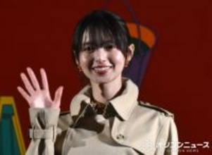 齋藤飛鳥、イギリスを代表するバーバリーのトレンチコート姿で笑顔　きらびやかなアクセサリーも