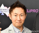 「なべやかん、実家の窓から望む“桜景色”が「最高で素敵すぎる」「成功者の大窓」「絵画のよう」と話題」の画像1