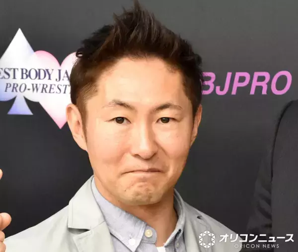 「なべやかん、実家の窓から望む“桜景色”が「最高で素敵すぎる」「成功者の大窓」「絵画のよう」と話題」の画像