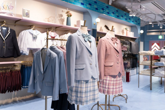 コスプレではない「なんちゃって制服」、私服との中間ファッションとして“現役”以外にも定着　令和の制服事情に迫る