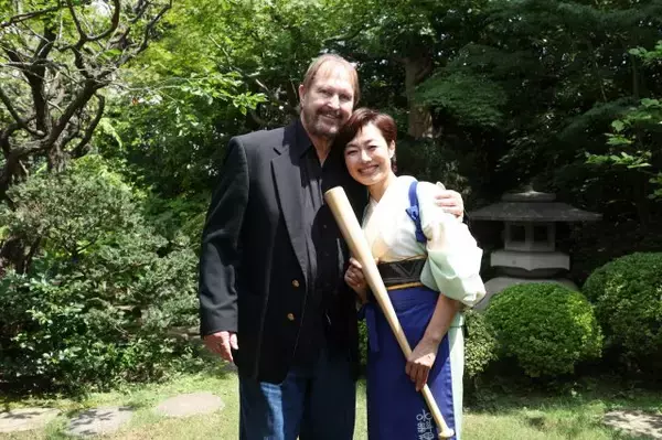 有働由美子アナ、ランディ・バース氏と2ショット、40年ぶりの再会→手料理振る舞う