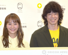 庄司智春＆藤本美貴、真っ赤なオープンカーにおそろいのアロハシャツ＆サングラスで南国気分「ほんまに理想の夫婦」「青空が良く似合うお二人」