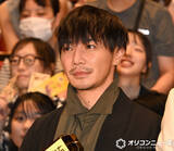 「成宮寛貴、10年ぶり出演の映画舞台あいさつに登壇　ぎっくり腰寸前も1億円を持って走る「コルセットしながら」」の画像1