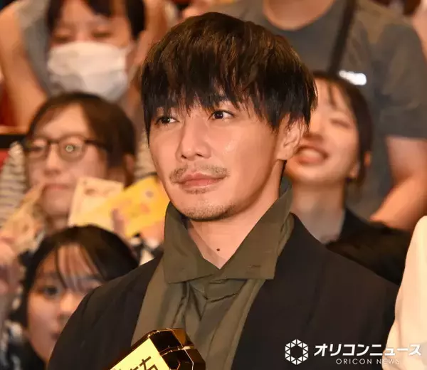 成宮寛貴、10年ぶり出演の映画舞台あいさつに登壇　ぎっくり腰寸前も1億円を持って走る「コルセットしながら」