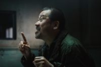 映画『爆弾』10億円突破、佐藤二朗“怪演”の裏側　“10円ハゲ”も地毛で再現した断髪式映像が公開