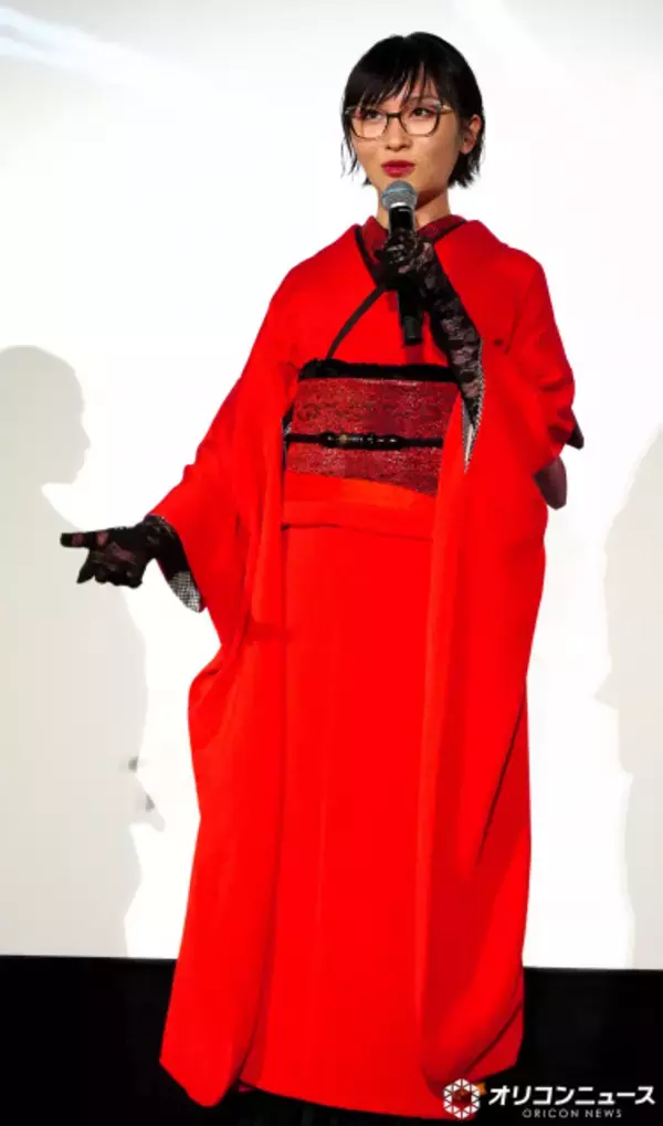 新しい学校のリーダーズSUZUKA、“腕章柄”の帯と真っ赤な着物で自身を表現　寺西拓人も興味津々「すごくないですか」