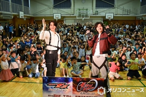 仮面ライダーゼッツ＆超ギャバン、小学校登場に生徒大興奮　Wヒーローが子どもたちにエール