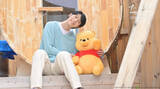 「羽生結弦、プーさんとの“やさしい時間”に笑顔　メモリーブックのメイキング初公開」の画像1