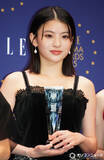 「出口夏希、2026年は「たくさん吸収する年に」　美デコルテあらわなドレスでピュアな存在感放つ」の画像1