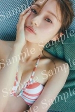 梅澤美波、プールサイドで“ごろん”まどろみ表情の新ショット　2nd写真集封入特典ポストカード第3弾公開