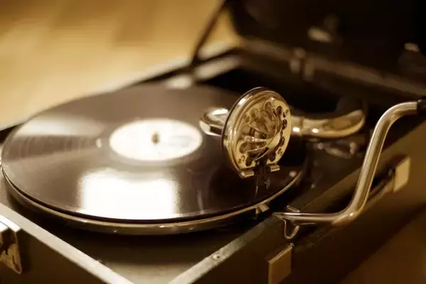 「針を落とす高揚感」「部屋全体に“暖かい音”」インテリアとしても主役級…始めやすいレコードプレーヤー