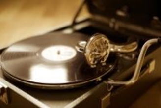 「針を落とす高揚感」「部屋全体に“暖かい音”」インテリアとしても主役級…始めやすいレコードプレーヤー