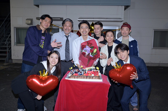 井ノ原快彦、『ボーダレス』撮影現場で土屋太鳳＆佐藤勝利らが誕生日をお祝い「良い50歳を迎えられました！」