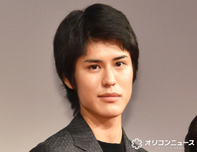 寛一郎、小日向文世と並んでニッコリ　朝ドラ『ばけばけ』オフショットにドラマファン歓喜「久しぶりに会えたのですね！」「いい笑顔だぁ」「この2人、いいコンビですよね」