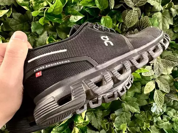 「この穴ってなんなの？」「履いたらぜんぜん疲れない」　朝から晩まで足が痛くならない『On - オン』の快適スニーカーが手放せない相棒になった