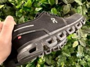 「この穴ってなんなの？」「履いたらぜんぜん疲れない」　朝から晩まで足が痛くならない『On - オン』の快適スニーカーが手放せない相棒になった