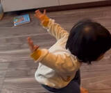 「「我が家でいちばんオリンピック満喫してた人」　大会中継を見た1歳女児の“行動”が話題「将来の金メダリスト」「可愛すぎる」」の画像1