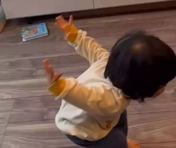 「我が家でいちばんオリンピック満喫してた人」　大会中継を見た1歳女児の“行動”が話題「将来の金メダリスト」「可愛すぎる」